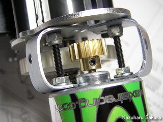 タミヤ ハイラックス・ハイリフト製作記 ～ モーターマウント金具の接写